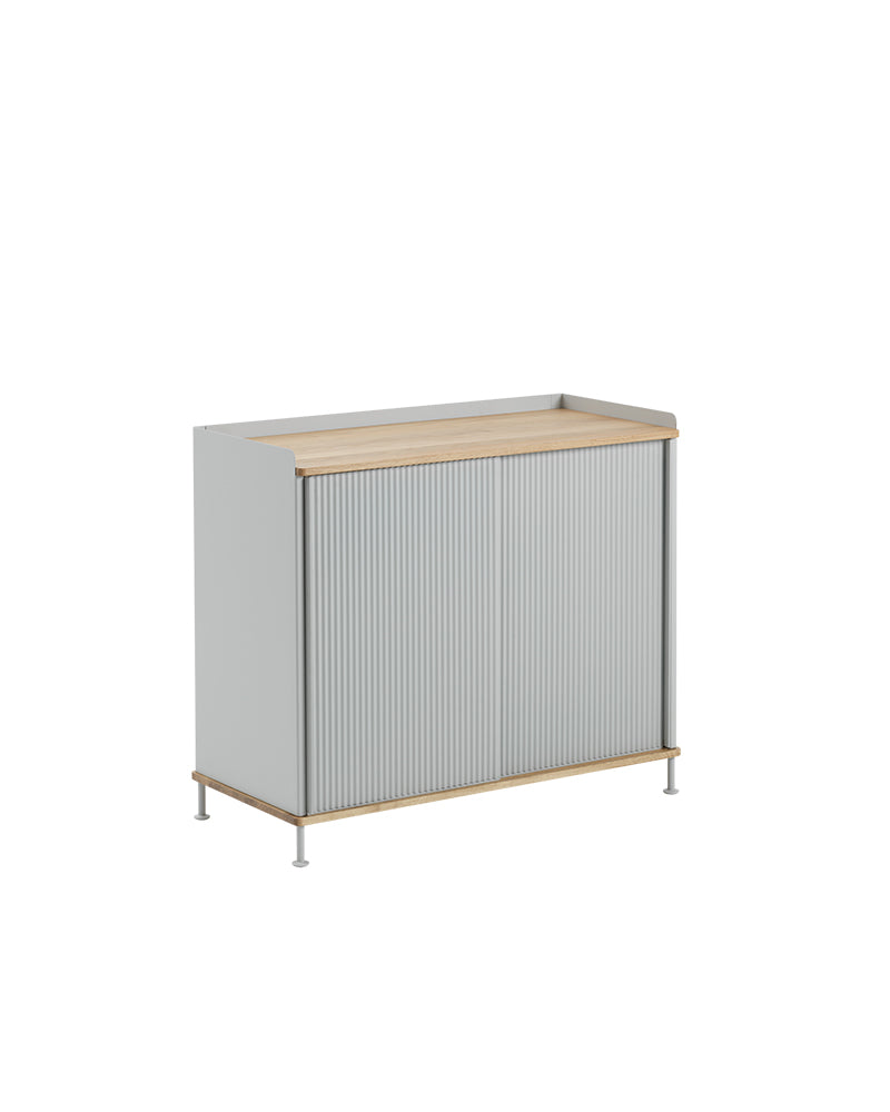Enfold gråt sideboard fra Muuto med riflet metal overflade og massiv eg, frisørudstyr til salonmøbler